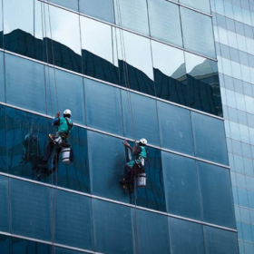 Bảo trì mặt dựng tòa nhà bằng dây đu – Giải pháp tối ưu cho các công trình cao tầng hiện đại